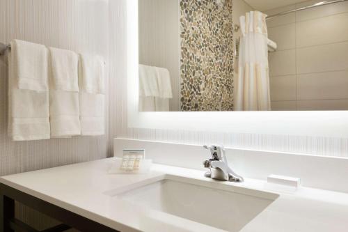 Hilton Garden Inn Pittsburgh Airport South-Robinson Mall - image 2