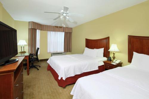 2 queen beds, 1 sofa bed