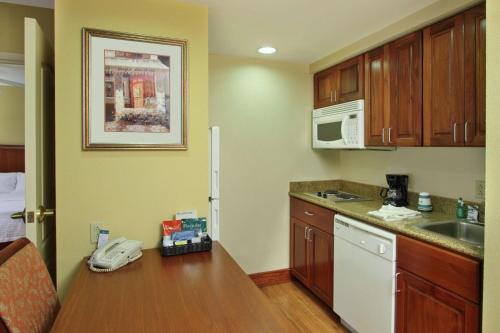 Homewood Suites by Hilton Chesapeake - Greenbrier