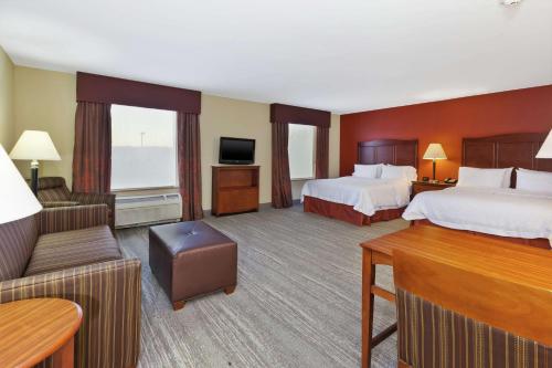 2 queen beds, 1 sofa bed