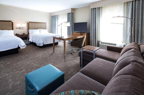 2 queen beds, 1 sofa bed