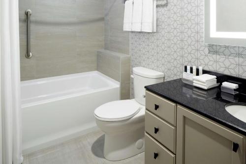 One-Bedroom Suite Loft with kitchenette & Fireplace