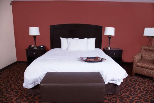 1 king bed, 1 sofa bed