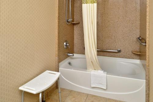 King Room with Accessible Tub - Mobility and Hearing Access/Non-Smoking