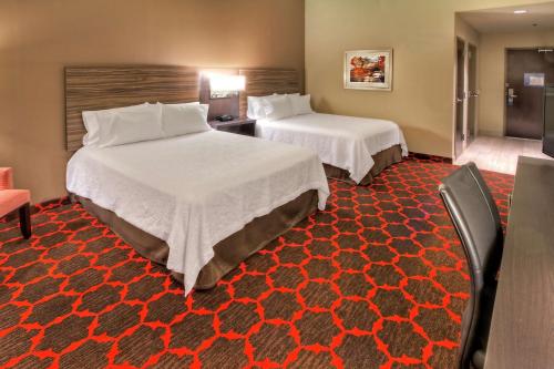 2 queen beds