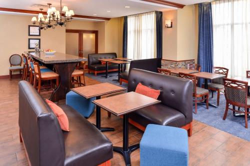 Hampton Inn Evanston - image 13