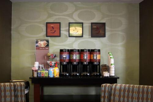 Hampton Inn & Suites Paducah - image 13