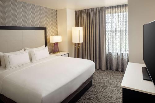 DoubleTree Suites by Hilton Hotel Detroit Downtown - Fort Shelby