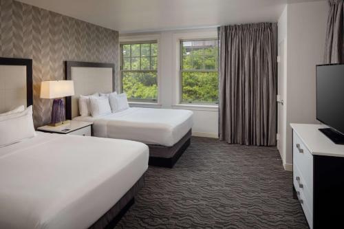 2 Queen Beds Corner Suite Non Smoking