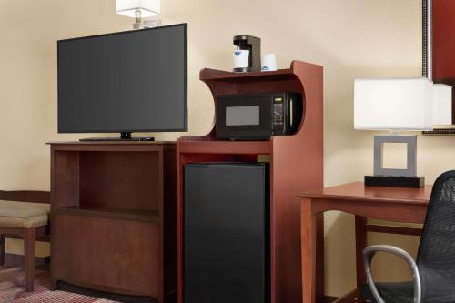 Hampton Inn Sulphur Springs - image 12