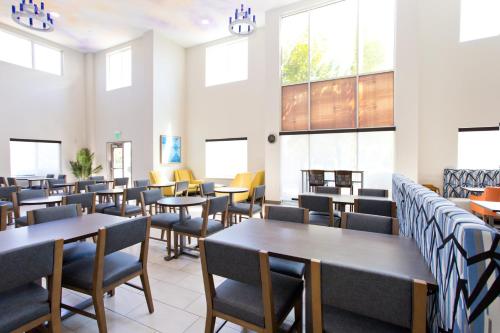 Holiday Inn Express Sacramento Cal Expo By IHG - 식음료(F&B)