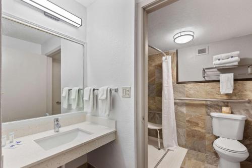 King Room with Roll-in Shower - Disability Access - Non-Smoking