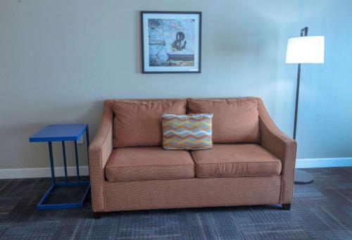 1 king bed, 1 sofa bed