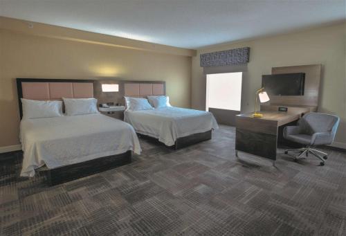 2 queen beds, 1 sofa bed