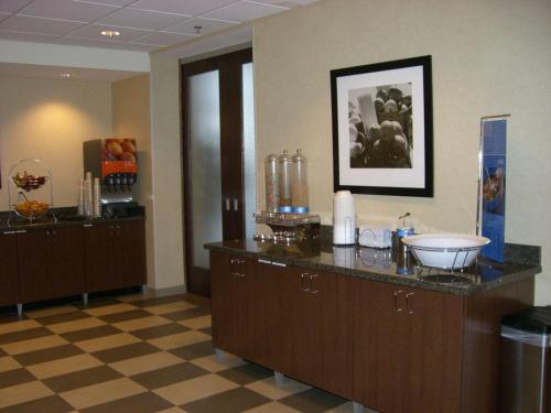 Hampton Inn and Suites Pueblo/North - image 3