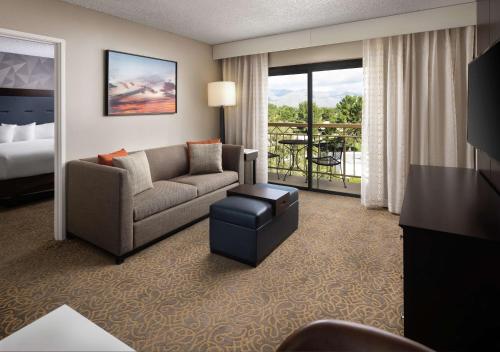 เอมบาสซี สวีท บาย ฮิลตัน ทูซัน อีสต์ (Embassy Suites by Hilton Tucson East) near โรงละครแกสไลท์