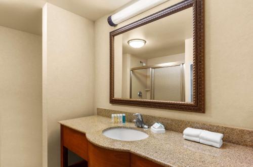 Hampton Inn & Suites Burlington - image 9