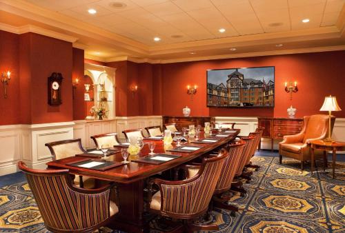 Hotel Roanoke - Conference Center Curio Collection by Hilton