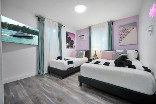 Vacay Spot Wynwood Deco 2 Kitchens Shower Massage jets, BBQ, Patio LED vibes, Prime LOC! 6 blocks away from Bars, Nite Clubs, Res, Shops in Miami, USA