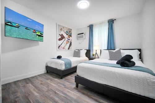 Vacay Spot Wynwood Deco 2 Kitchens Shower Massage jets, BBQ, Patio LED vibes, Prime LOC! 6 blocks away from Bars, Nite Clubs, Res, Shops in Miami, USA