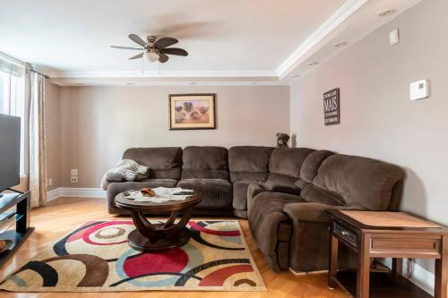 Live like a Montrealer in this 3-bedroom home!