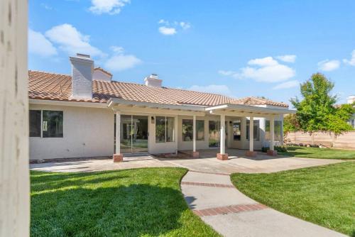 Stylish & Bright ~ Huge Backyard ~ King Beds ~ Pkg in Palmdale, USA