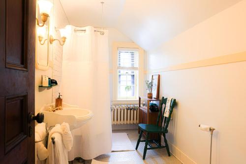 Stone Chalet Bed & Breakfast Inn - 화장실