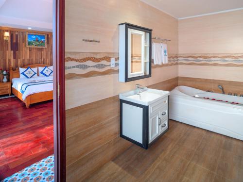 room detail thumbnail 1