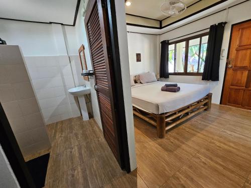 Double Room with Garden View image 4