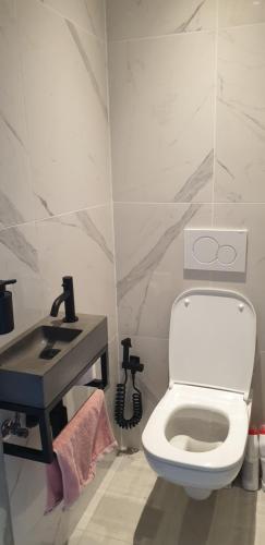 Privé kamer met eigen douche en lavabo