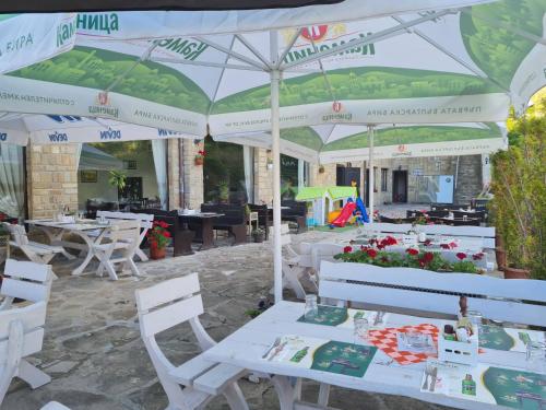 Family Hotel Bela - image 11