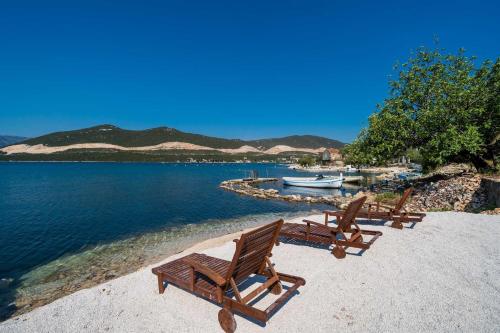 Skats, 5* Beachfront Villa Olive Mill in Putnikovici