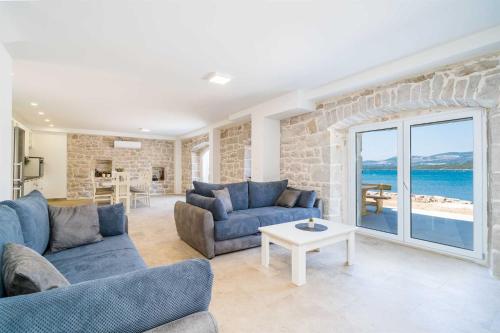 Koplietošanas atpūtas telpa ar TV, 5* Beachfront Villa Olive Mill in Putnikovici