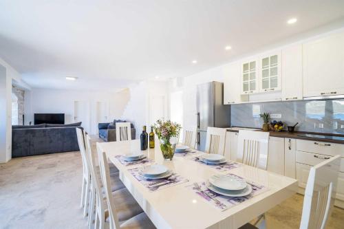 virtuve, 5* Beachfront Villa Olive Mill in Putnikovici