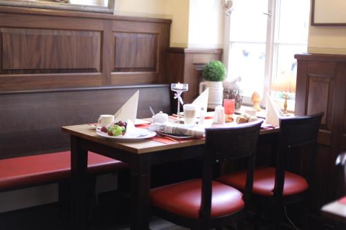 Étterem, Hotel Goldener Falke near Heiliggeistkirche