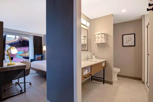 King Room with Sofa Bed image 3