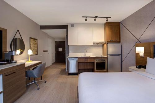 King Room with Kitchenette - Mobility/Hearing Accessible image 5