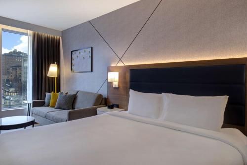 King Room with Sofa Bed image 7