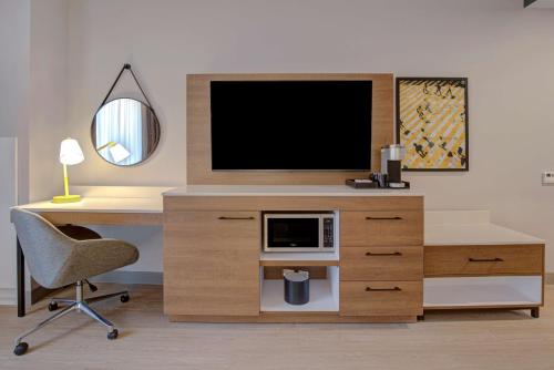 King Room with Sofa Bed image 6