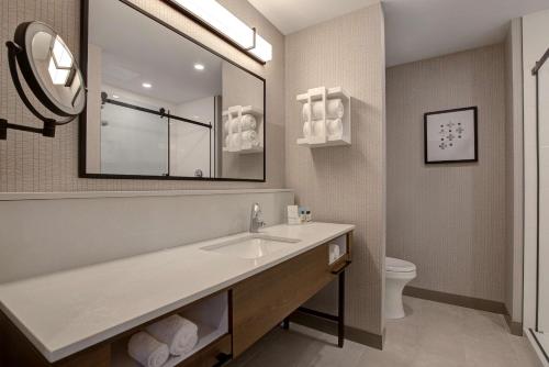 Hampton Inn Montreal Downtown Room Type - King Room with Kitchenette and City View