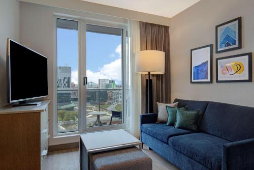 One-Bedroom King Suite with Balcony - Non-Smoking image 5