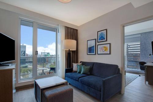 One-Bedroom King Suite with Balcony - Non-Smoking image 4
