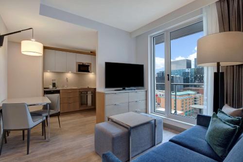 One-Bedroom King Suite with Balcony - Non-Smoking image 3