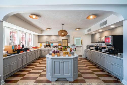 อาหารและเครื่องดื่ม, แฮมป์ตัน อินน์ แอนด์ สวีท อเมเลีย ไอแลนด์-ฮิสตอริก ฮาร์เบอร์ ฟรอนท์ (Hampton Inn & Suites Amelia Island-Historic Harbor Front) in อเมเลียไอส์แลนด์