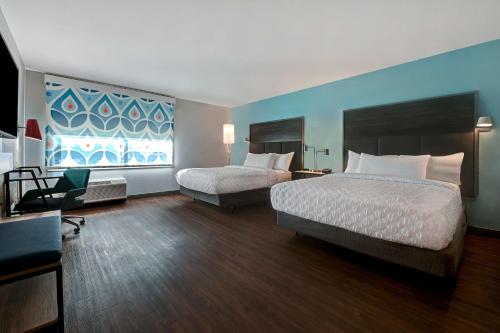 2 queen beds