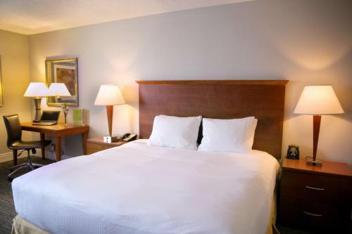 DoubleTree by Hilton Minneapolis - Park Place Room Type - King Room with Mobility Accessible Tub