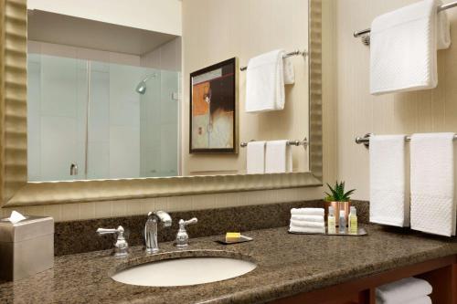 DoubleTree by Hilton Minneapolis - Park Place Room Type - Junior King Suite with Seating Area DoubleTree by Hilton Minneapolis - Park Place Room Type - Junior King Suite with Seating Area