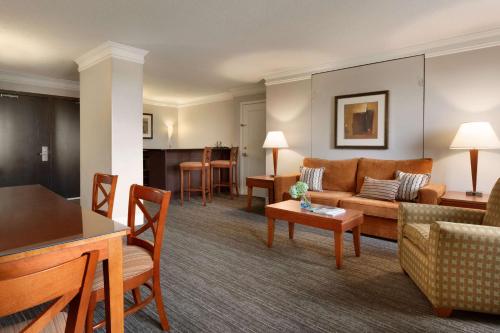DoubleTree by Hilton Minneapolis Park Place - image 12