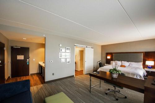 Hampton Inn & Suites/Foxborough/Mansfield - image 13