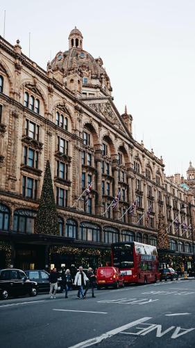 Luxury Knightsbridge apartment outside Harrods, Londýn